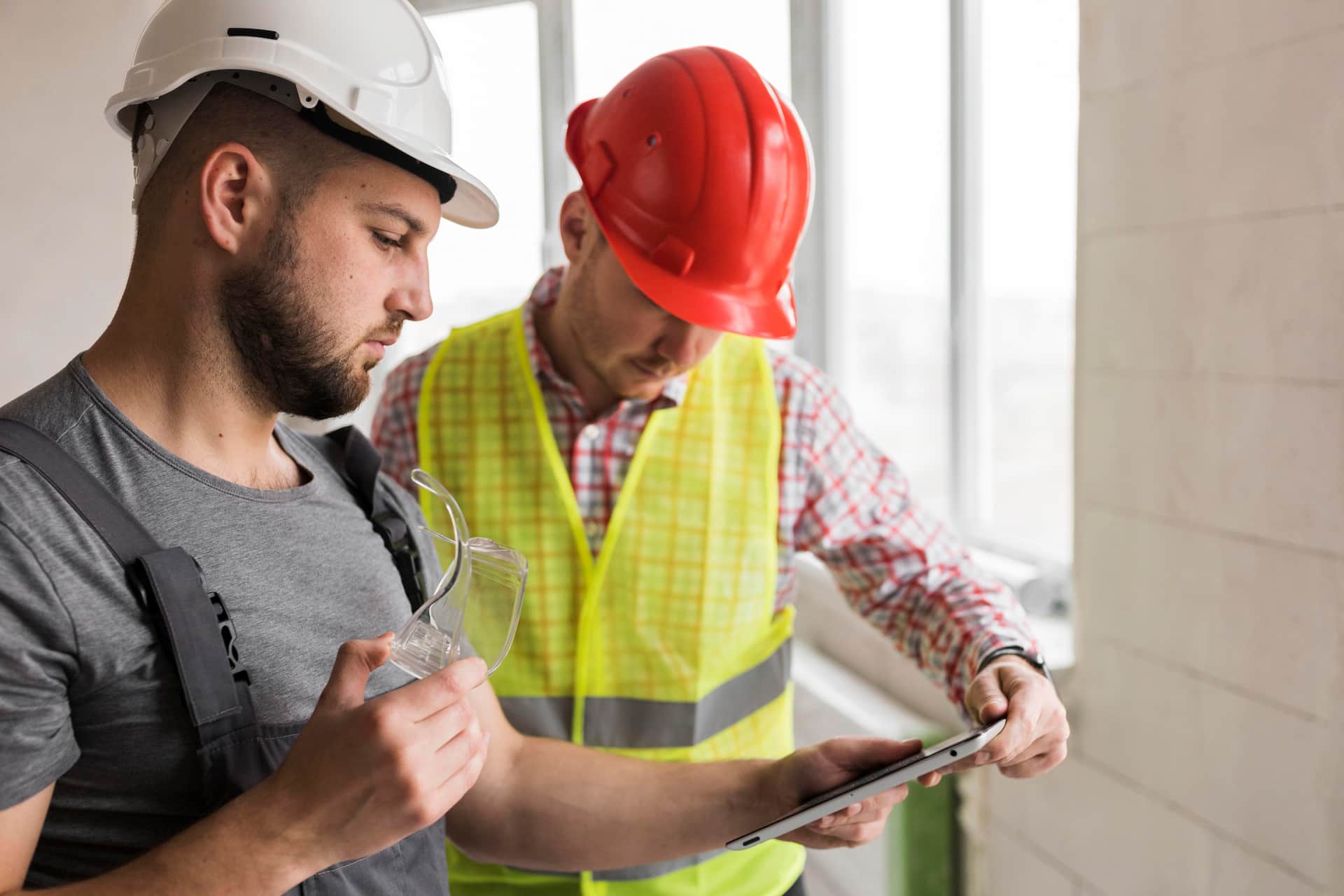 hombres-constructores-con-cascos-de-seguridad (1)